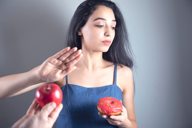 Hand Donut en stopteken in appel