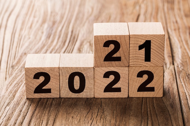 Hand draait een blok om en verandert 2021 in 2022