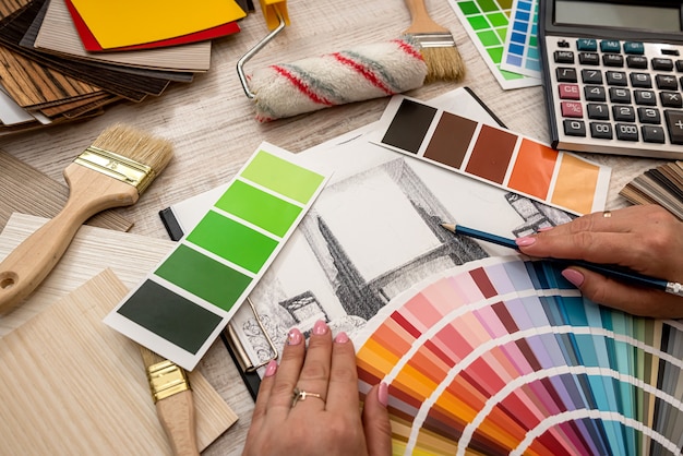 Stampa blu del piano di schizzo della casa del disegno a mano e sceglie il colore per il business