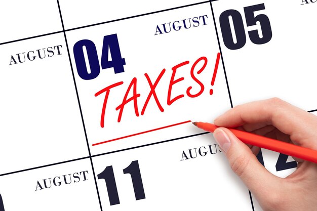 Рука рисует красную линию и пишет текст Налоги на календарную дату 4 августа Напомнить дату уплаты налога