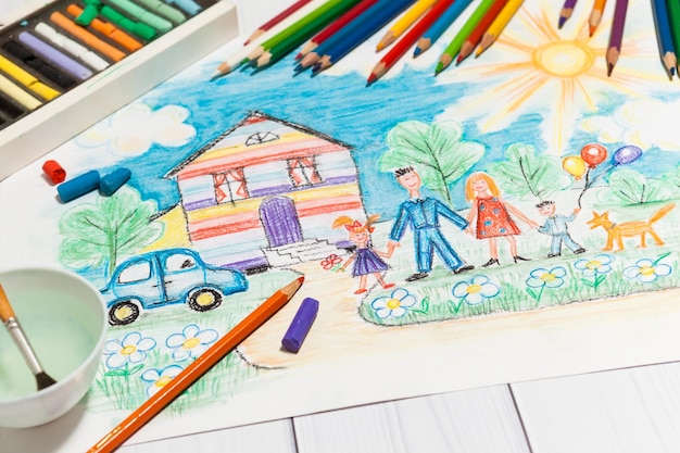 写真 子供の創造性の幸せな家族の概念と手描きの明るい子供たちのスケッチ