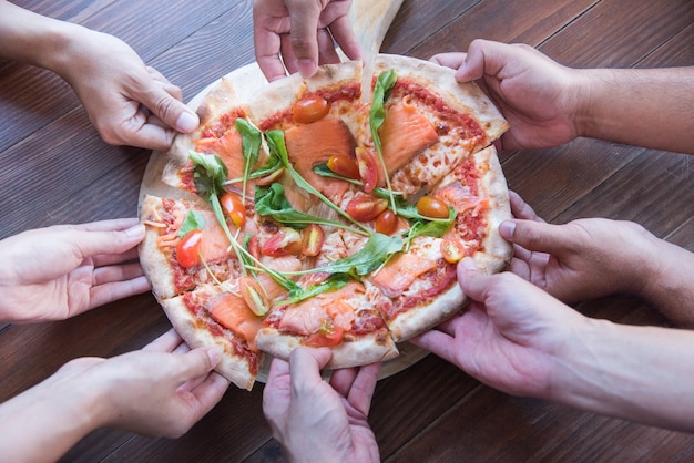 Foto disegnati a mano su pezzi di pizza, condivisione di pizza, condivisione di attività per gli azionisti