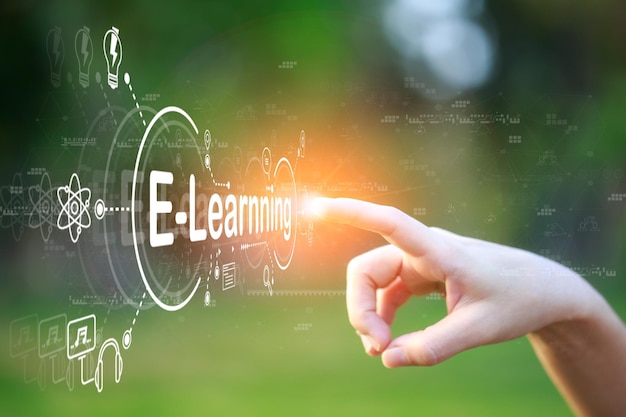 Hand dringende knoppen virtueel scherm op natuurlijke groene achtergrond e-learning onderwijs Internet technologie Webinar Online cursussen concept