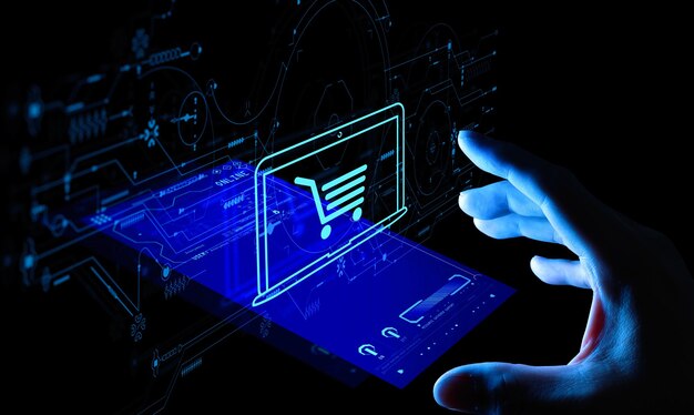 Hand duwen virtueel symbool van online winkelen met moderne UI computer en smartphone.