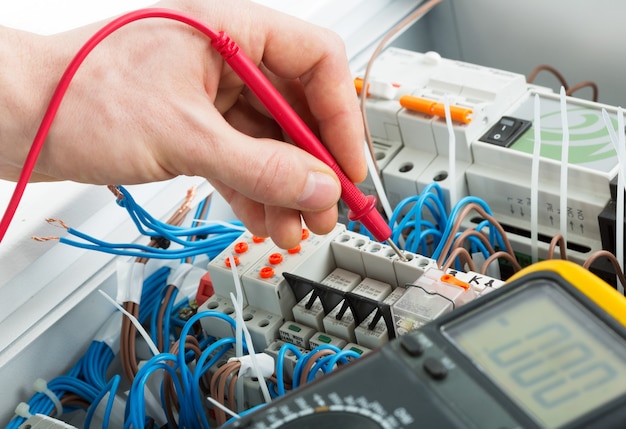 Photo hand of an electrician