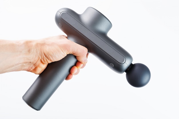 Hand elektrisch lichaam massager ter beschikking op wit.