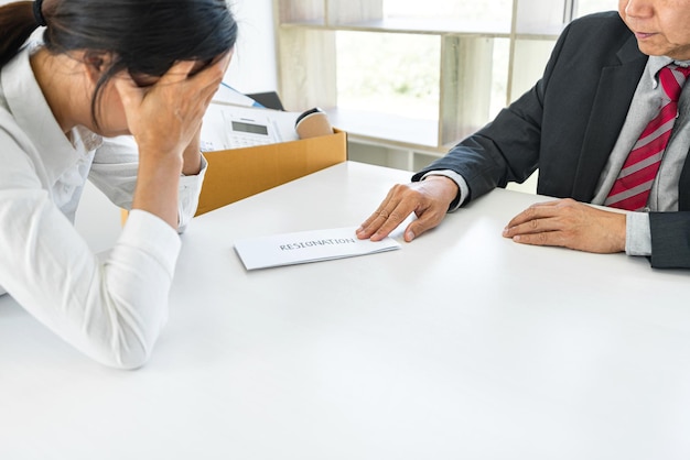 Foto mano del datore di lavoro che presenta la retribuzione finale dopo che il dipendente ha scritto un documento di lettera di dimissioni concetto