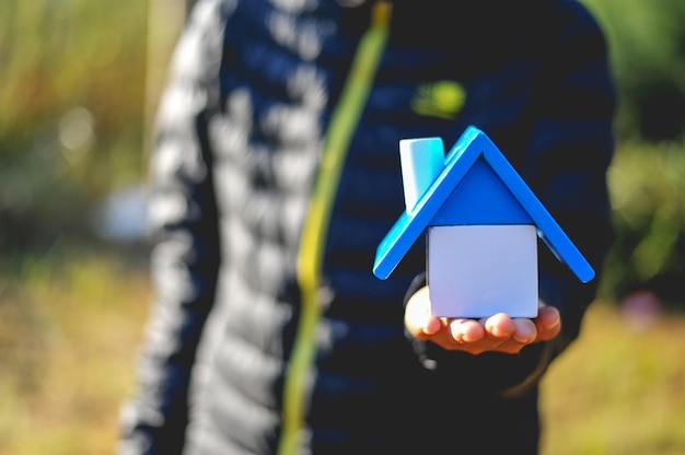 Hand en huis van de bouwbaby. En veel mensen dromen ervan hun eigen huis te hebben.