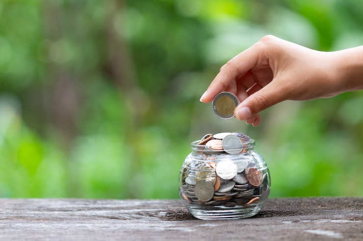 Foto hand en munten concept geld besparen voor thuis,