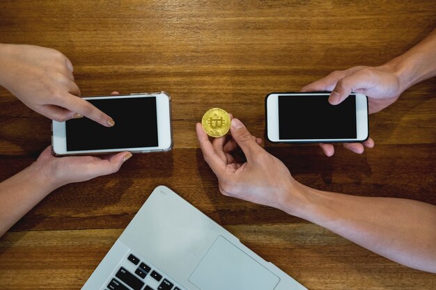 Photo hand exchange golden metal bitcoin