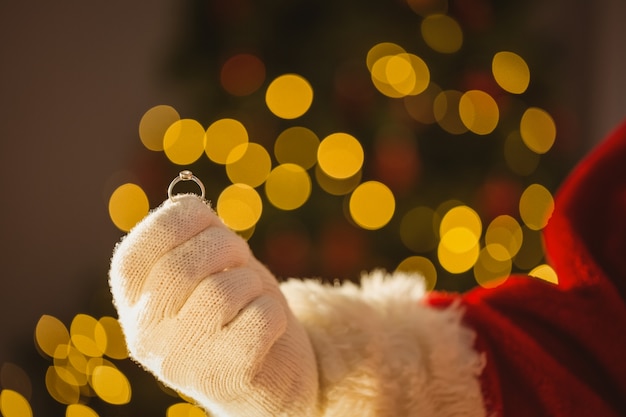 Foto mano dell'anello di fidanzamento della holding di natale del padre