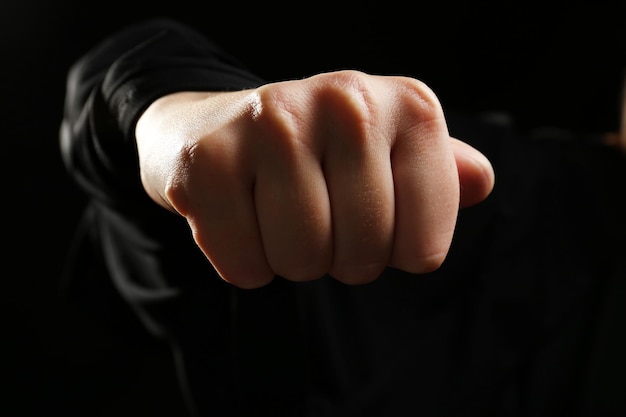 黒い背景に手拳