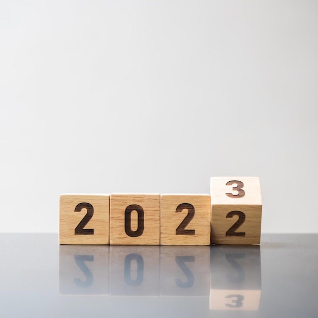 Hand flip 2022 tot 2023 blok doel Resolutie strategie plan motivatie reboot voorspelling verandering countdown en Nieuwjaar vakantie concepten