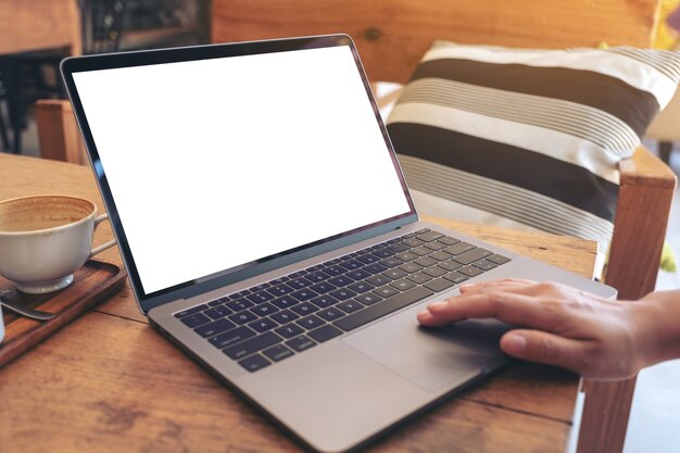 hand gebruiken en aanraken op laptop touchpad op houten tafel