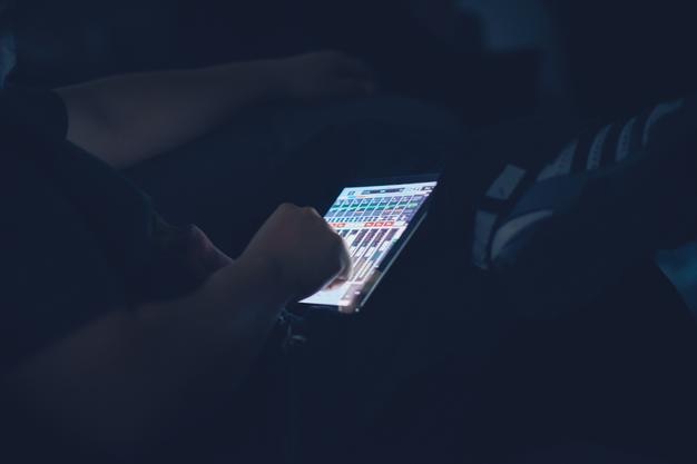 Hand geknipt met een telefoon in de donkere kamer.
