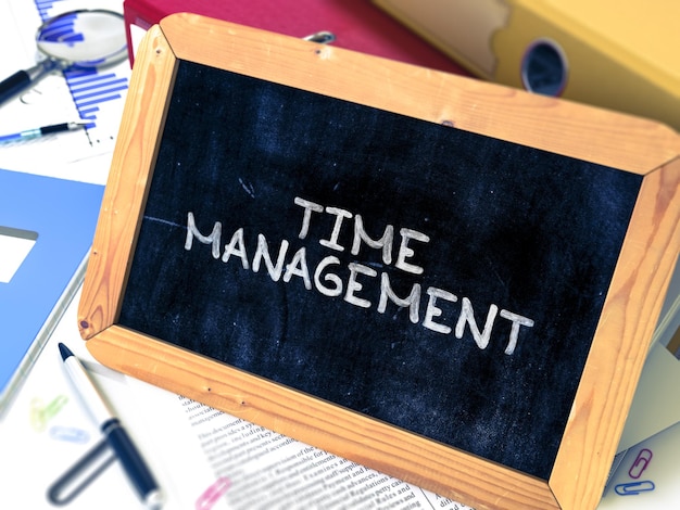 Hand getekende Time Management Concept op schoolbord onscherpe achtergrond getinte afbeelding 3D Render