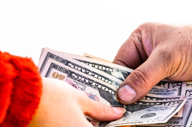 Hand geven van geld geïsoleerd hard gewerkt hand nemen van dollars geld valutaoverdracht op witte achtergrond