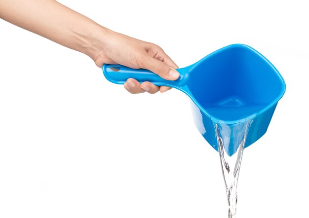 hand gietend water van een plastic kombad dat op witte achtergrond wordt geïsoleerd