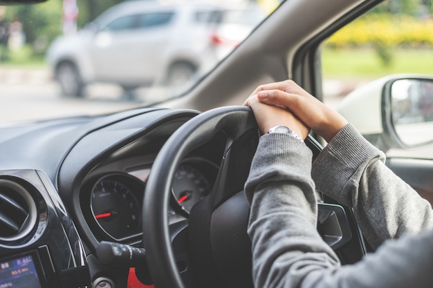 車を運転している女の子の手