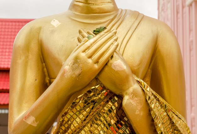 Фото Золотая статуя будды в тайском храме