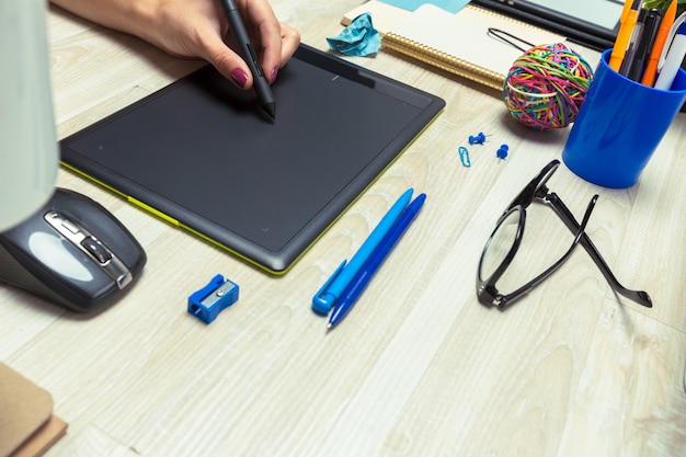 Photo hand of graphic designer working with stilus and tablet