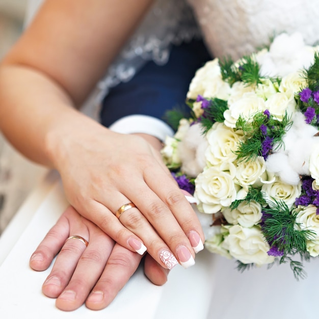 Mano dello sposo e della sposa a una festa di nozze