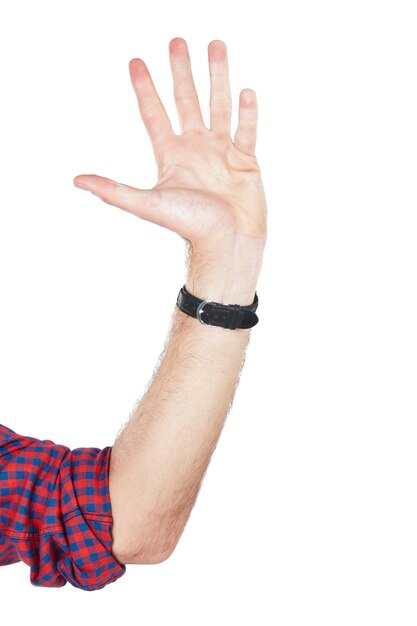 Foto hand high five en man met hallo welkom en vijf nummer gebaar met witte achtergrond wave stop of countdown gebarentaal met een persoon geïsoleerd met palm in de lucht voor zwaaiende groet
