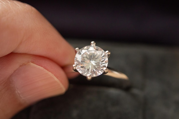 손을 잡고 아름다운 보석 다이아몬드 반지