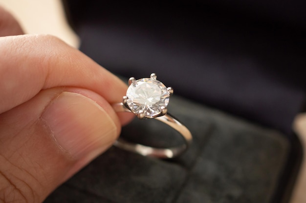 손을 잡고 아름다운 보석 다이아몬드 반지