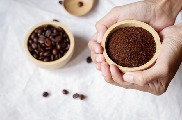 自由時間に飲み物を作るためのコーヒーを手に持ってください。