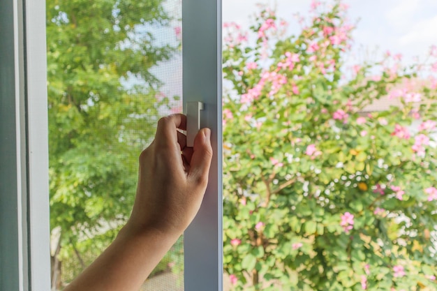 Ручка экрана проволочной сетки противомоскитной сетки на окне дома