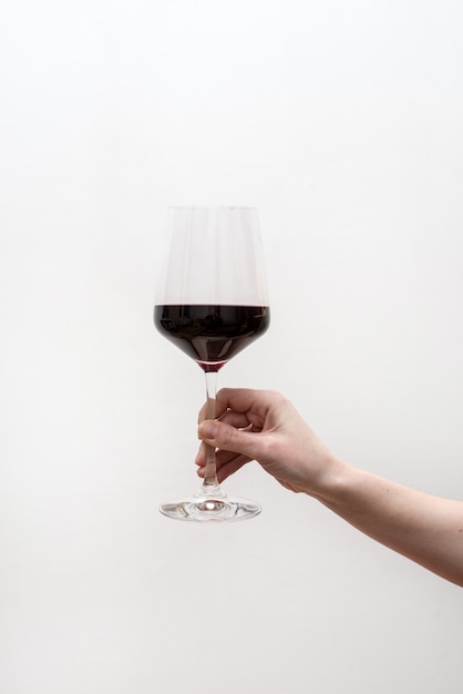 Photo hand hold red wine glass