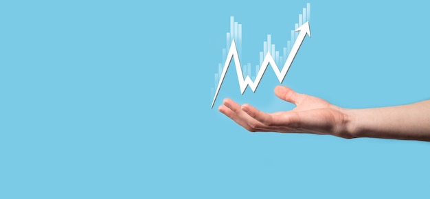 Tenere in mano i dati di vendita e il grafico del grafico della crescita economica. pianificazione e strategia aziendale. analizzare le negoziazioni di cambio. finanziario e bancario. marketing digitale della tecnologia. profitto e piano di crescita.