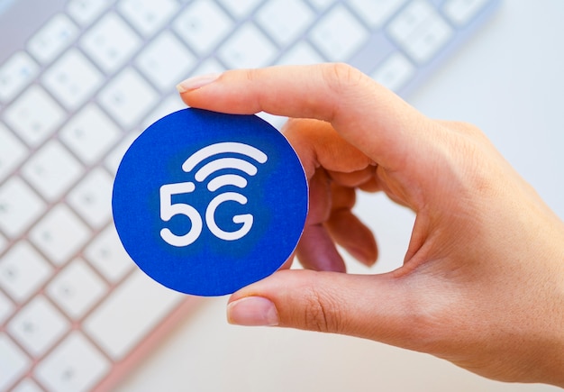 사진 손을 키보드 위에 5g 스티커를 잡고