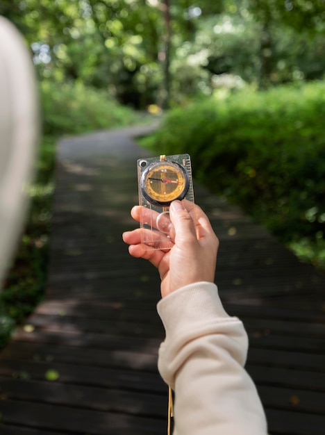 写真 自然の中でコンパスを握る手