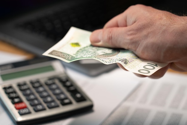 사진 폴란드 지폐를 들고 있는 손 금융 가계 수수료 및 청구서 인플레이션