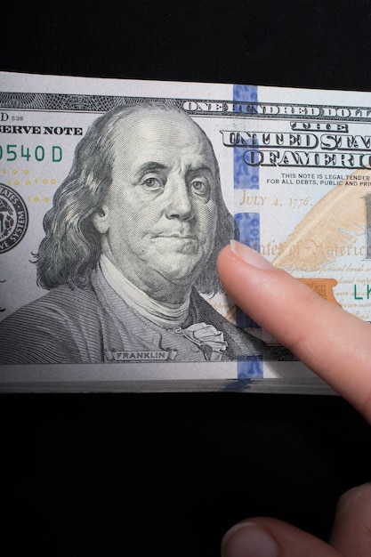 색 배경 에 고립 된 미국 달러 를 들고 있는 손