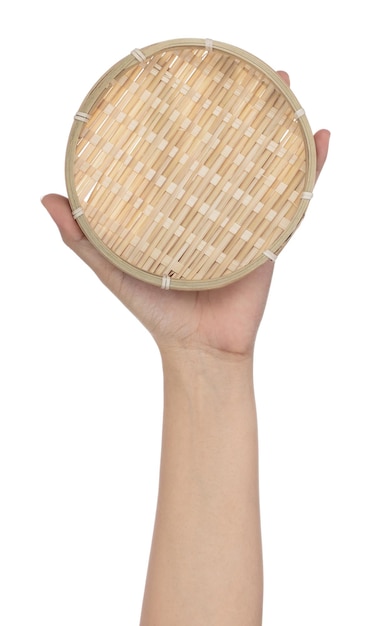 Рука держит бамбуковые подносы для веяния, изолированные на белом фоне