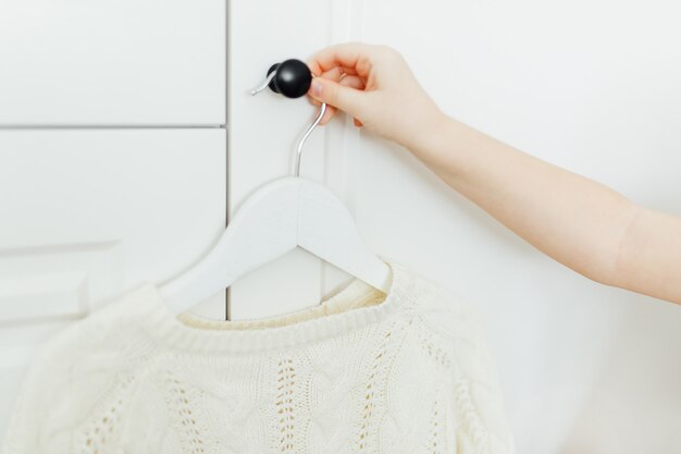 Passi la tenuta del maglione dell'inverno bello per le ragazze sul gancio ai precedenti