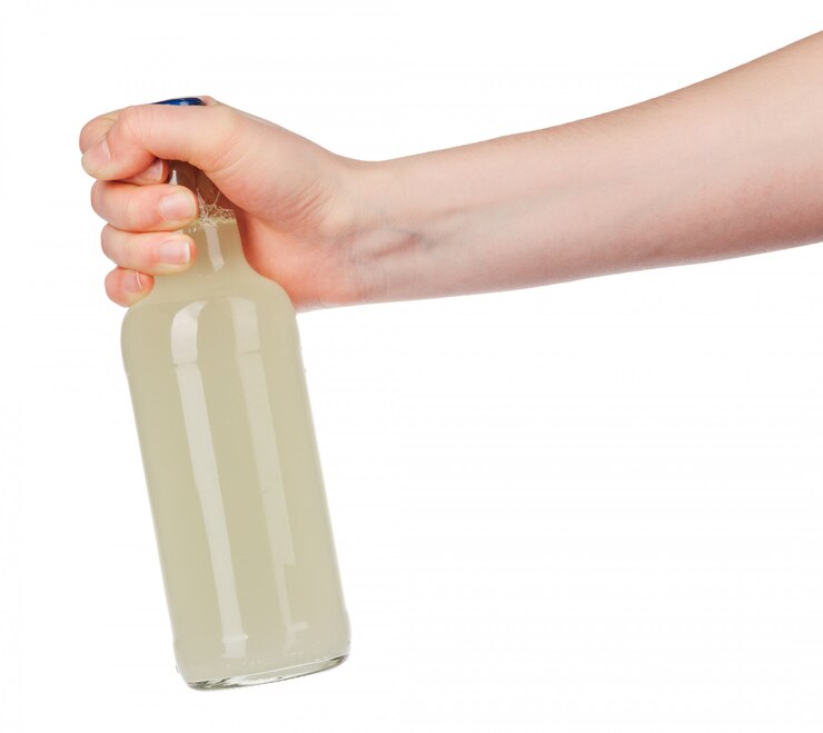 Photo hand holding a beer bottle without label isolated 