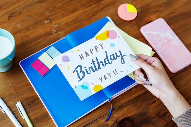 Photo hand holding birthday wishing card