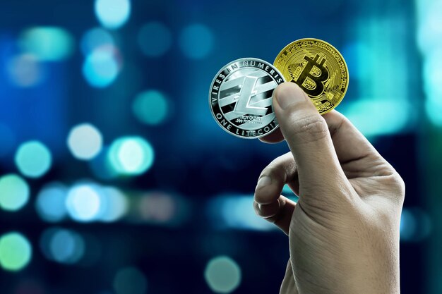 Foto tenere in mano le monete bitcoin e litecoin