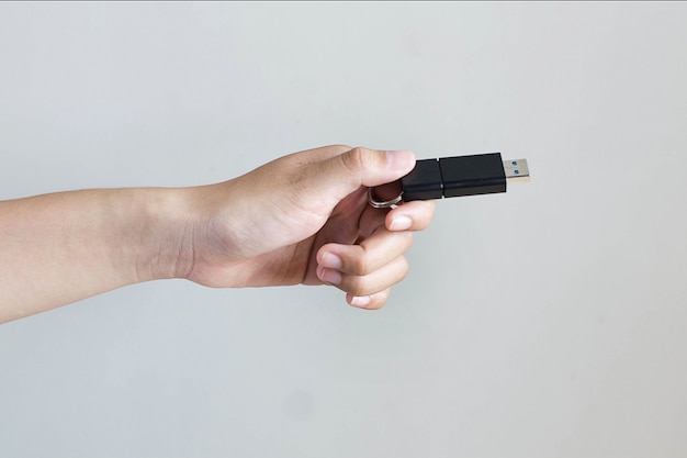 손을 잡고 검은 USB 플래시 드라이브