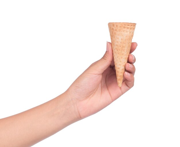 Foto mano che tiene il cono gelato croccante vuoto isolato su sfondo bianco.