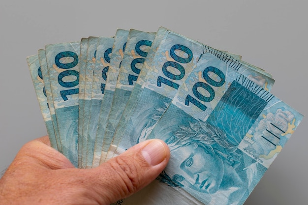 hand holding brazilian money