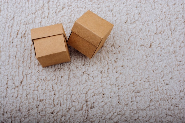 Photo hand holding a brown cardboard box on white backgrounds