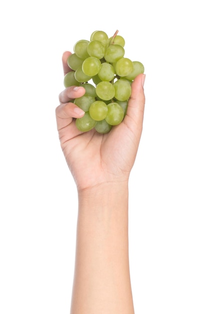 Foto mano che tiene grappolo di uva verde isolato su sfondo bianco
