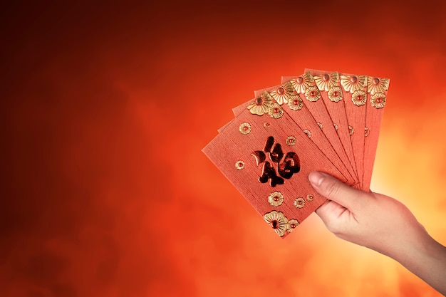 Photo hand holding chinese red envelope