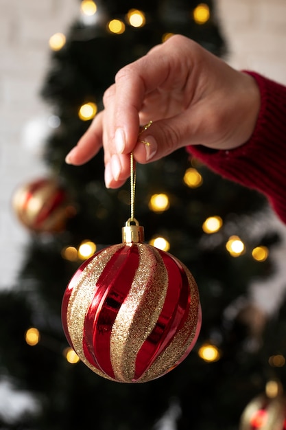 Photo hand holding christmas decoration close up