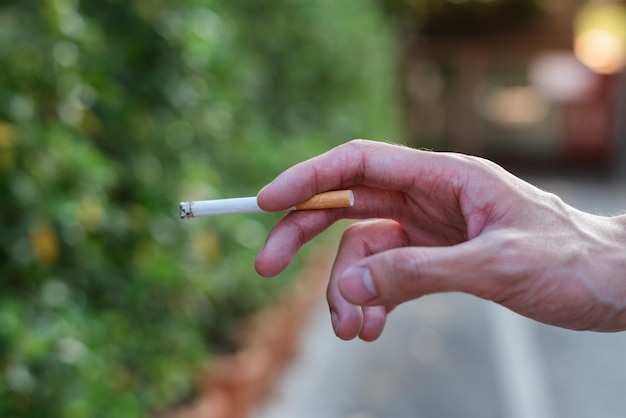 Photo hand holding cigarette